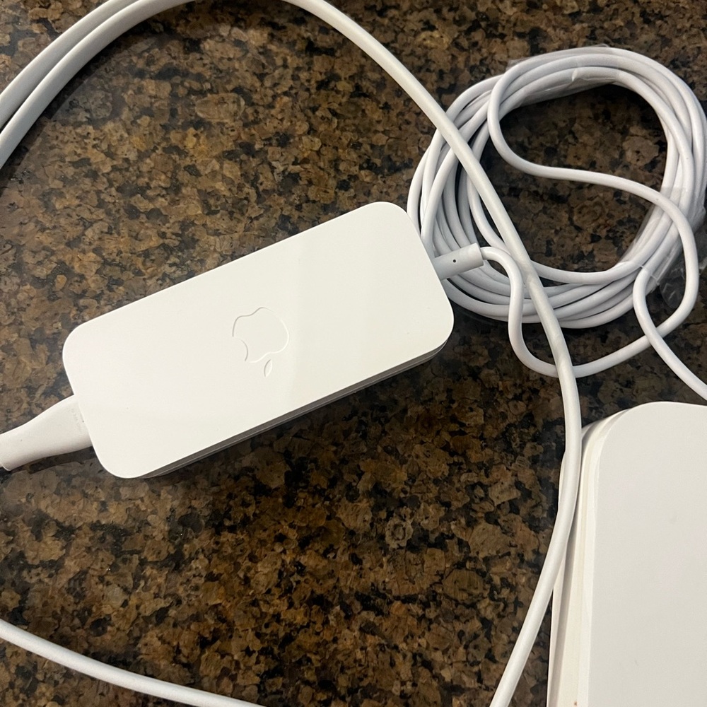 Apple White A1408 AirPort Extreme Base Router - Picture 4 of 5